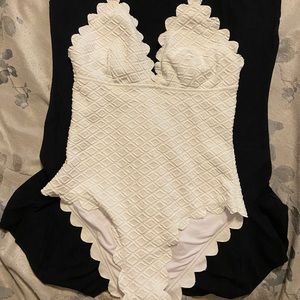Cupshe One piece white swimsuit scalloped details